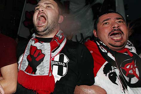 © APA/AP/Burhan Ozbilici Besiktas-Fans