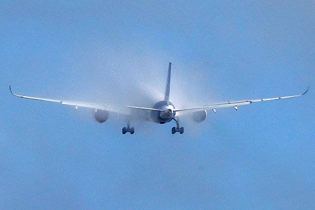 © APA/EPA/Guillaume Horcajuelo Airbus A350 taucht beim Jungfernflug in Wolken ein