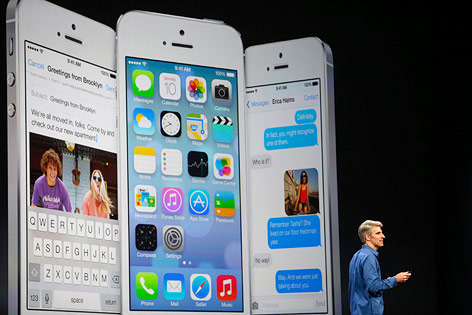© Reuters/Stephen Lam Apple-Softwarechef Craig Federighi präsentiert die iOS-7-Neuheiten