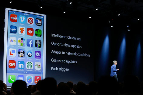 © AP/Eric Risberg Apple-Softwarechef Craig Federighi präsentiert die iOS-7-Neuheiten