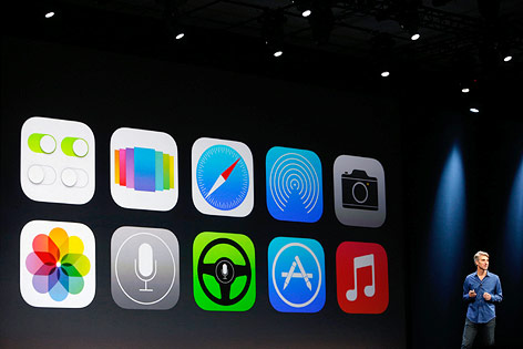 © Reuters/Stephen Lam Apple-Softwarechef Craig Federighi präsentiert die iOS-7-Neuheiten