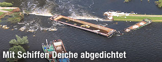 Schiff blockiert den Fluß der Elbe