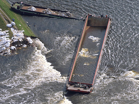© APA/dpa/EPA/Jens Wolf Schiff blockiert den Fluß der Elbe
