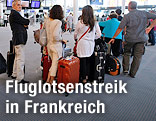 Wartende Reisende stehen auf einem Flughafen in einer Schlange