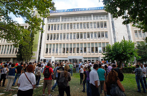 © APA/EPA/Orestis Panagiotou Angestellte des Senders ERT vor dem Hauptgebäude