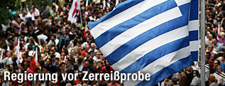 Griechische Fahne über Demonstranten