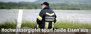 Ein Feuerwehrmann ruht sich auf Sands&auml;cken aus