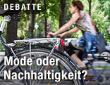 Fahrradfahrerin fährt an einem abgesperrten Fahrrad vorbei