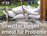 Sands&auml;cke hinter rei&szlig;endem Bach