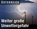 Blitze über Windrädern