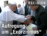 Papst Franziskus legt seine H&auml;nde auf den Kopf eines Mannes