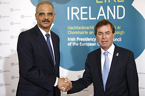 © AP/Peter Morrison US-Justizminister Eric Holder schüttelt die Hand des irischen Justizministers Alan Shatter