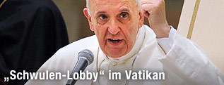 Papst Franziskus mit erhobenem Zeigefinger