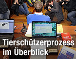 Blick vom Tisch der Verteidigung auf den Angeklagten Martin Balluch und Fotografen
