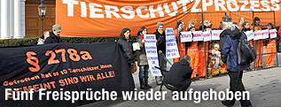 Demonstrierende Tiersch&uuml;tzer vor dem Justizministerium in Wien