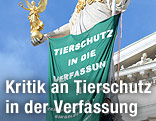 Transparent auf der Pallas Athene vor dem Parlament mit der Aufschrift "Tierschutz in die Verfassung"