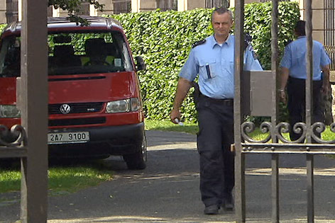 © EBU Polizei vor Regierungsgebäude in Prag