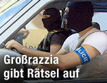 Sicherheitskräfte während einer Razzia