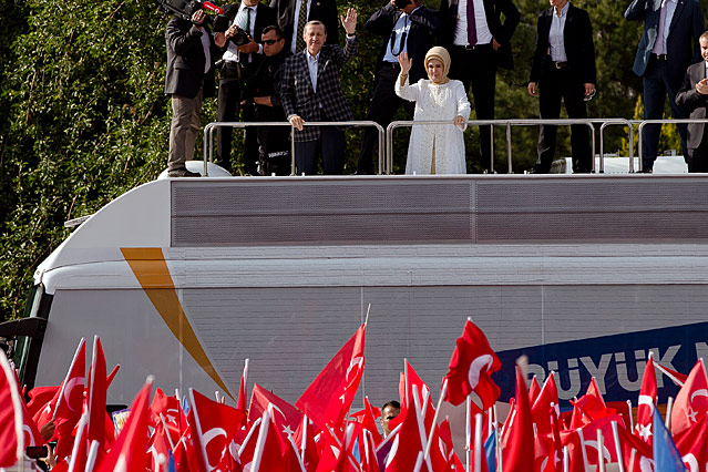 © AP/Vadim Ghirda Erdogan spricht vor Anhängern