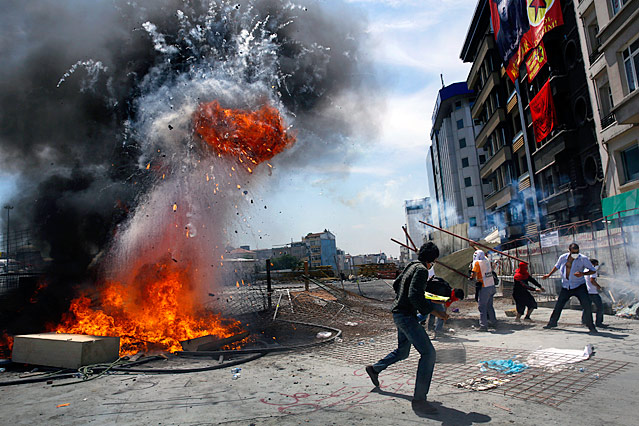 © Reuters/Yannis Behrakis Demonstranten nahe einer Explosion in der Luft