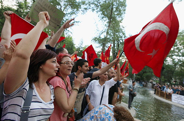 © AP/Burhan Ozbilici Demonstranten mit türkischen Fahnen