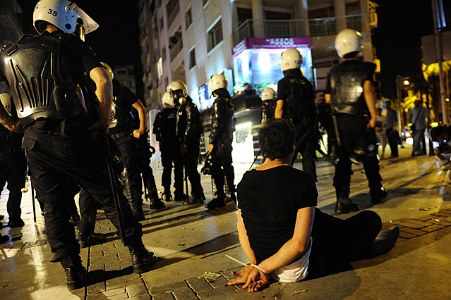 © Reuters/Emre Tazegul Verhafteter Demonstrant sitzt neben Polizisten am Boden