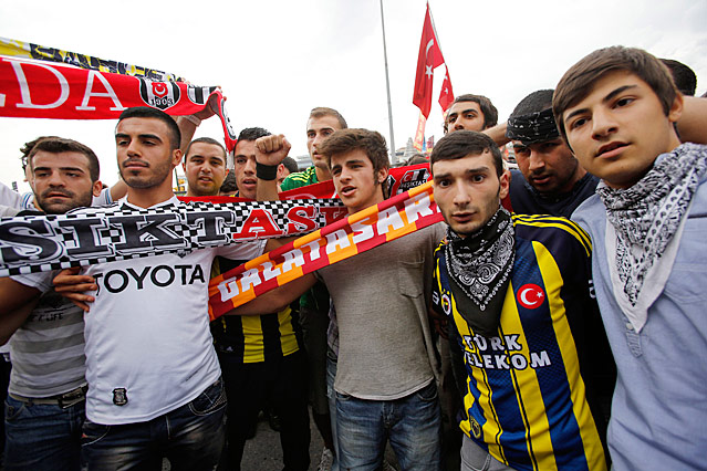 © Reuters/Murad Sezer Fussballfans verschiedener türkischer Vereine protestieren gemeinsam