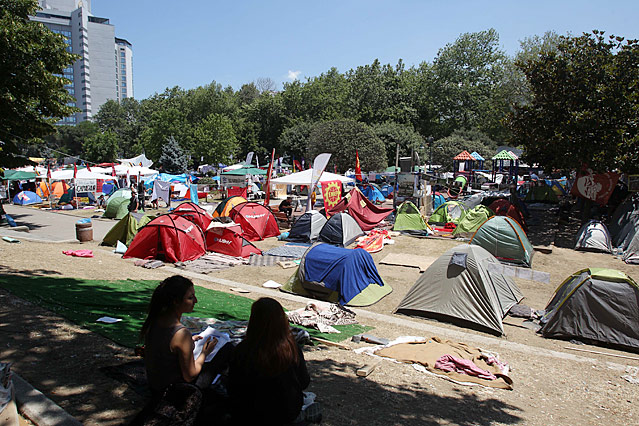© AP/hanassis Stavrakis Demonstranten im Park mit Zelten