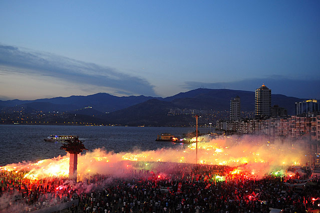 © Reuters/Emre Tazegul Demonstranten in Izmir