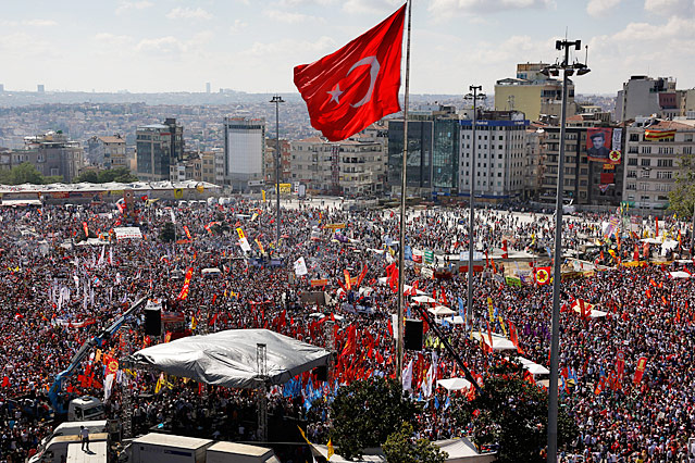 © Reuters/Yannis Behrakis Menschenmassen demonstrieren in Istanbul