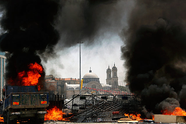 © Reuters/Yannis Behrakis Schwarzer Rauch und Feuer
