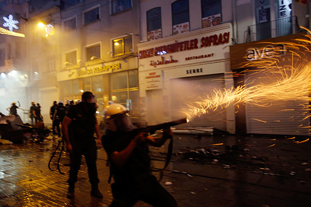 © Reuters/Murad Sezer Tränengaseinsatz der Polizei