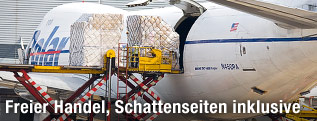 Amerikanische Frachtmaschine wird mit Containern beladen