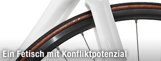 Bahnfahrrad mit Karbon-Monocoque-Rahmen aus Italien (Detail)