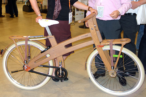 Ein Fahrrad aus Holz