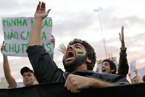 © AP/Nelson Antoine
Demonstranten mit Transparenten