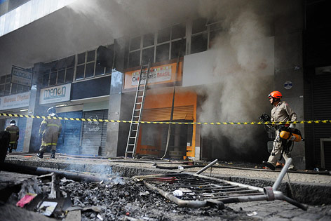 © AP/Agencia Brasil, Tania Rego Feuerwehrleute beim löschen eines Brandes