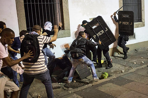 © AP/Felipe Dana Prügelei zwischen Demonstranten und Polizei