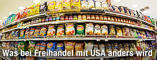 Supermarktregal in den USA mit Chips