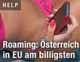 Frau im Bikini mit einem Handy