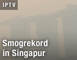 Moderne Gebäude im Smog