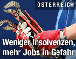 Mann mit Zangen