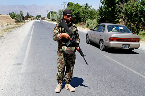 © AP/Ahmad Jamshid Afghanischer Soldat steht auf Straße