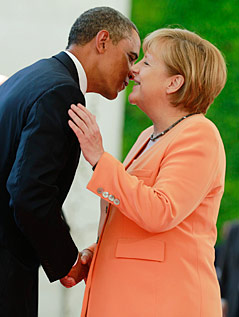 © Reuters/Thomas Peter Begrüßungsküsschen zwischen Angela Merkel und Barack Obama