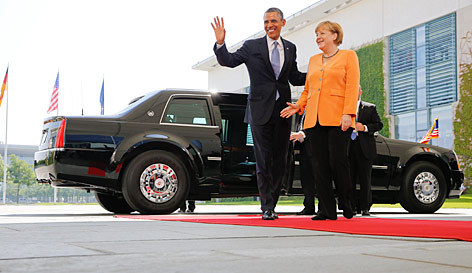 © Reuters/Thomas Peter US-Präsident Barack Obama wird von der deutschen Kanzlern Angela Merkel neben Obamas Limousine begüßt