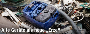 Alter Staubsauger auf einer M&uuml;llhalde