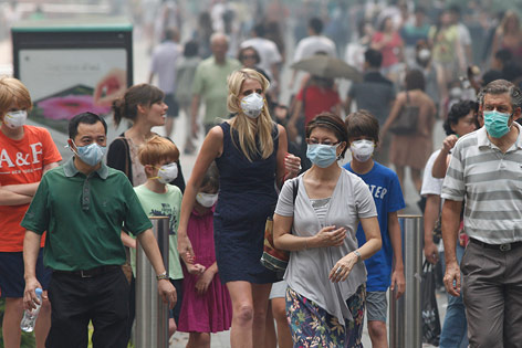 © Reuters/Edgar Su Menschen mit Atemschutzmasken