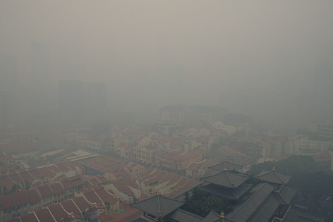 © AP/Joseph Nair Skyline von Singapur verschwindet im Nebel