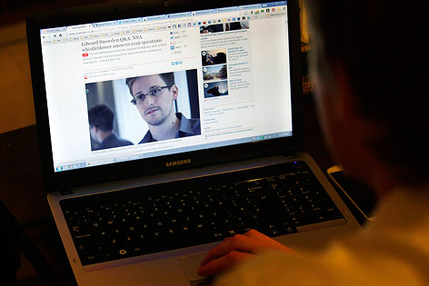 © APA/AP/Kin Cheung Ein Mann verfolgt auf einem Laptop den Chat mit Snowden