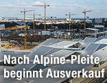 Wiener Hauptbahnhof mit Kränen im Hintergrund